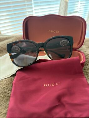 EUC Gucci Gold Logo Sunglasses with Burgundy Satin Pouch & Velvet Case